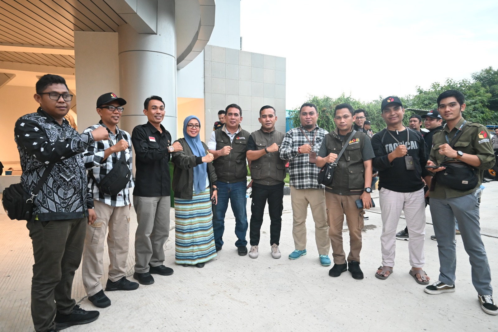 foto Bersama Anggota Bawaslu Provinsi Sulawesi Tengah Saat di Lokasi Pendistribusian Logistik.