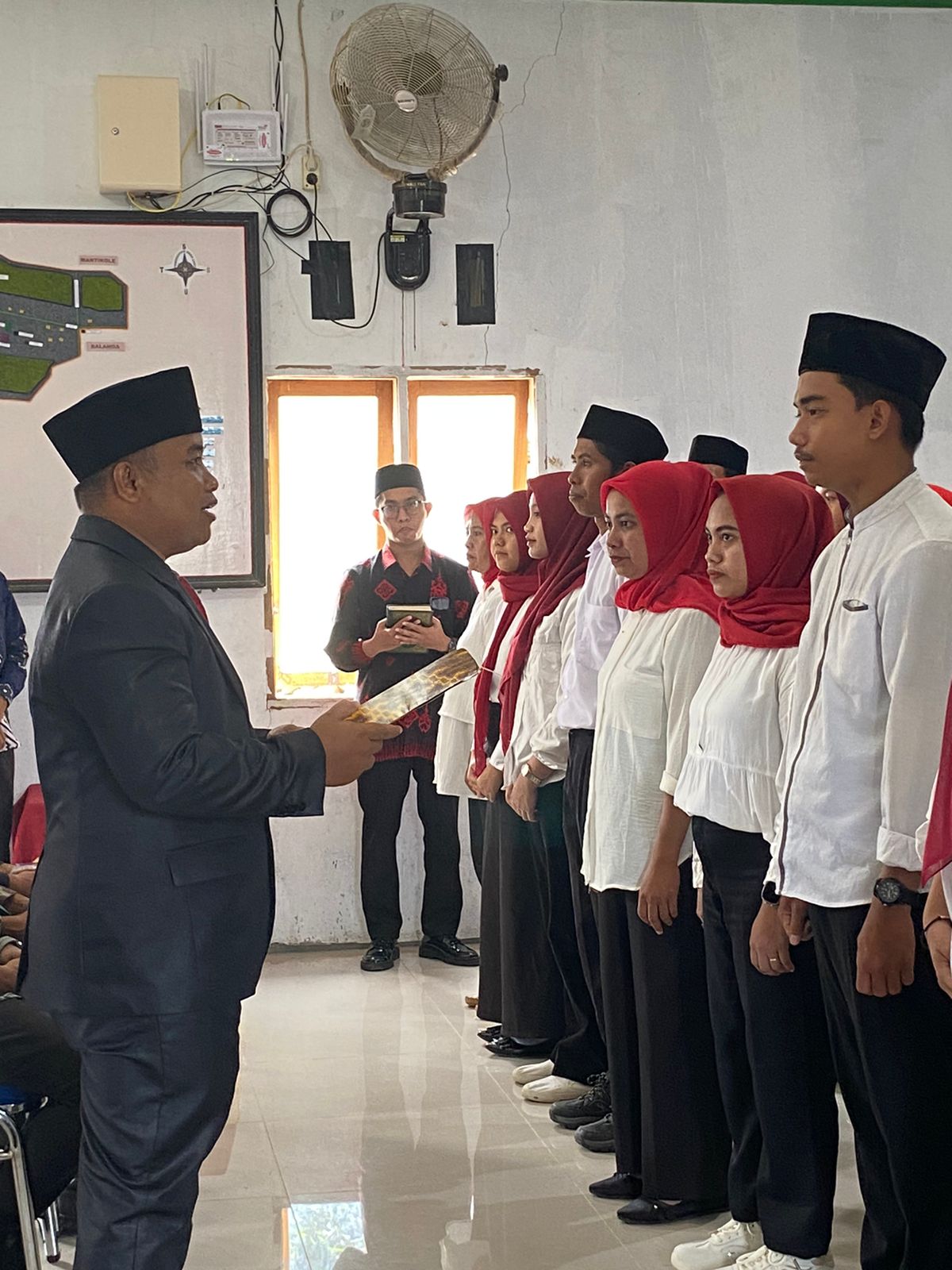 Ketua Panwaslu Dolo Barat membacakan Sumpah janji kepada Anggota PTPS.