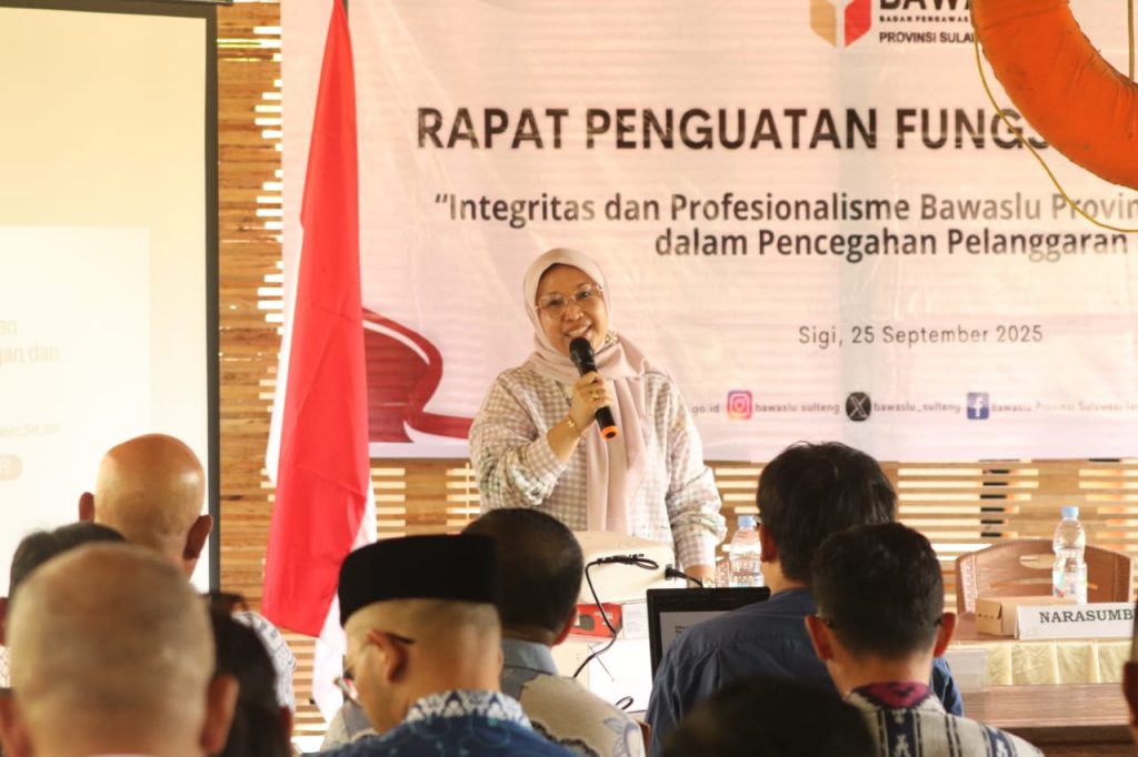 Narasumber utama, hadir Anggota Dewan Kehormatan Penyelenggara Pemilu Republik Indonesia (DKPP RI), Dr. Ratna Dewi Pettalolo, S.H., M.H., yang memberikan penguatan materi terkait pentingnya peran pengawas pemilu dalam mencegah pelanggaran etik di semua tingkatan