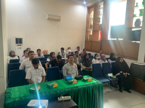 Foto Kepala Sekretariat dan Kasubag Administrasi bersama staf dari Bawaslu Kota Palu dan Kabupaten Sigi, serta staf sekretariat Bawaslu Provinsi Sulawesi Tengah, saat mengikuti Kegiatan In House Training. Rabu (03/09/2025).