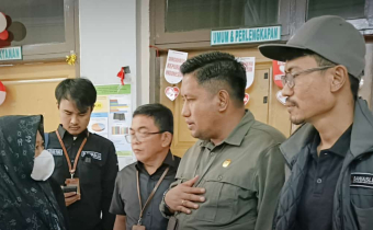 Ketua dan Anggota beserta Staf Bawaslu Melakukan Pengawasan 