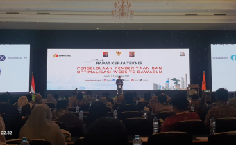Kepala Biro Hukum dan Humas Bawaslu RI Agung Bagus Gede Bhayu Indra Atmaja saat menyampaikan laporan Panitia  pada kegiatan Rapat Kerja Teknis Pengelolaan Pemberitaan dan Optimalisasi Website Bawaslu (3/9/24))