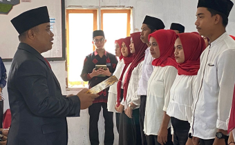 Ketua Panwaslu Dolo Barat membacakan Sumpah janji kepada Anggota PTPS.