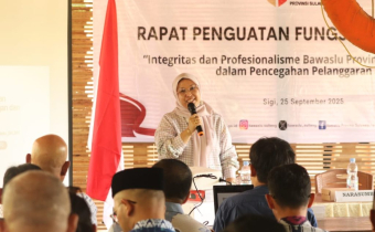 Narasumber utama, hadir Anggota Dewan Kehormatan Penyelenggara Pemilu Republik Indonesia (DKPP RI), Dr. Ratna Dewi Pettalolo, S.H., M.H., yang memberikan penguatan materi terkait pentingnya peran pengawas pemilu dalam mencegah pelanggaran etik di semua tingkatan